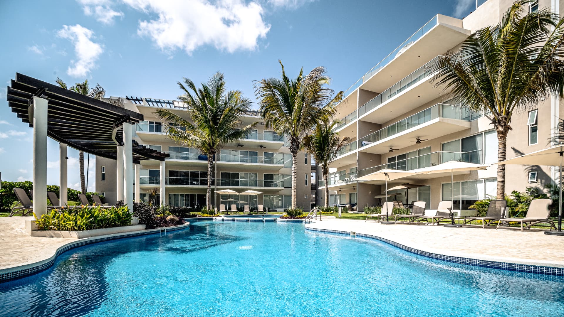 Alberca y residencias de VidaMar en Acapulco